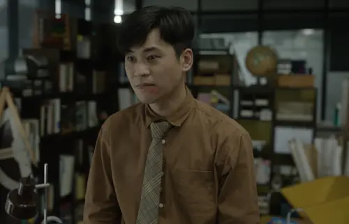 ▲黃迪揚在《自殺通告》飾演輔導老師，為保工作也得奮力求生。（圖／本萃電影提供）