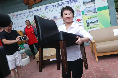 沒空管國民黨台中政見會！盧秀燕忙著幫「家具超人」搬椅子
