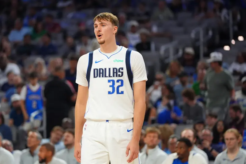 ▲2025年選秀狀元弗拉格（Cooper Flagg）終於披上達拉斯獨行俠球衣亮相，他在季前熱身賽首戰僅出賽14分鐘，就繳出10分6籃板3助攻1阻攻的全面表現，率領球隊打出亮眼開局，以106：89擊敗奧克拉荷馬雷霆。（圖／美聯社／達志影像）