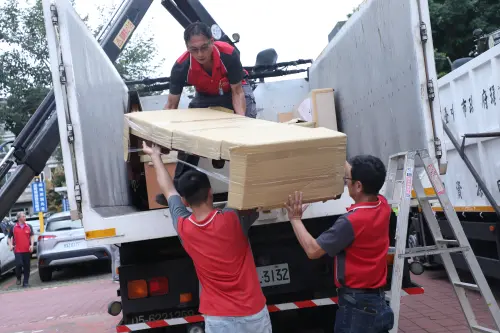 ▲環保局人員將「寶之林」的二手家具搬上車。（圖／台中市政府提供，2025.10.07）