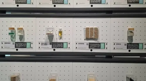 ▲台糖於該館展示代表性永續材料，包含應用於美容保養品的蘭花萃取液、製成洗髮精的豬膽萃取液，以及可作為臭清潔品的蔗渣纖維粉等。（圖／經濟部）