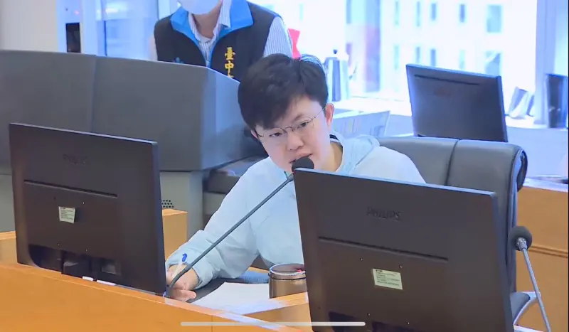 ▲議員陳俞融指出，市府擬刪除殯葬業評鑑結果的乙等、丙等、丁等等級，此舉可能對不良業者形成縱容(圖／柳榮俊攝2025.10.7)