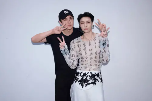 ▲世勳（左）退伍合體張藝興（右）！EXO官方曝合照　粉絲淚崩：雙向奔赴兄弟情。（圖／IG@weareone.exo）