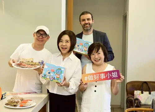 ▲于美人「做好事小組」今年推出公益餅乾。（圖／記者嚴俊強攝）