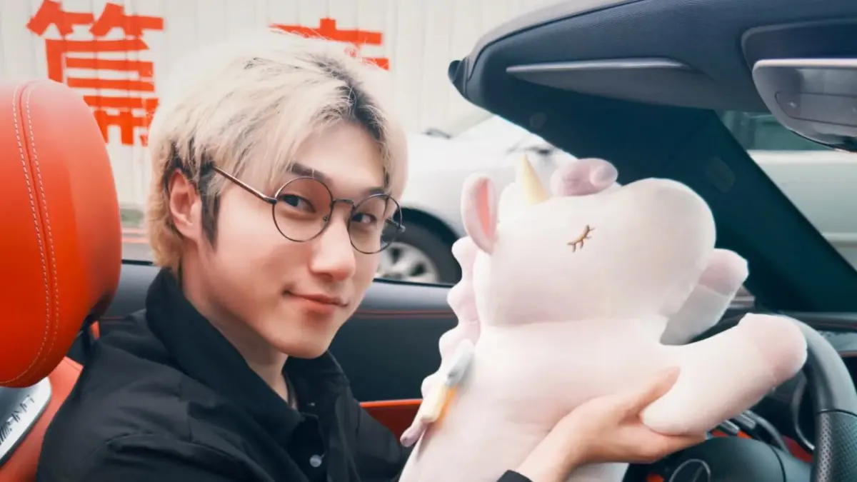 ▲YouTuber阿神進軍抖音遭小粉紅問「是不是台獨」，他直球回「我不是」，並拿出白色物品強調立場，掀起兩岸網友熱議。（圖／翻攝自阿神臉書@KamiKami Matsu）