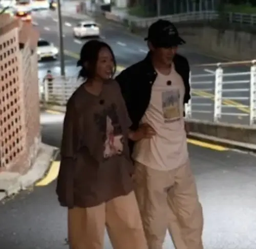 ▲柳演錫、蔡秀彬被目擊深夜在路邊散步。（圖／翻攝自韓網）