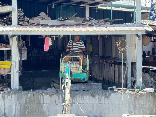 ▲一名來自桃園的挖土機行老闆林鴻森，在災後第二天親自駕駛小山貓奔赴現場，卻因腳部刺傷感染引發敗血症，最終在中秋夜不幸離世。（圖／民眾提供）