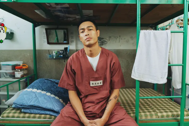 ▲楊祐寧穿著囚服，在他監製的影集《監所男子囚生記》中獻舞，還自認資優班3小時就練完，結果被老婆嗆。（圖／愛奇藝國際版、壹壹影業提供）