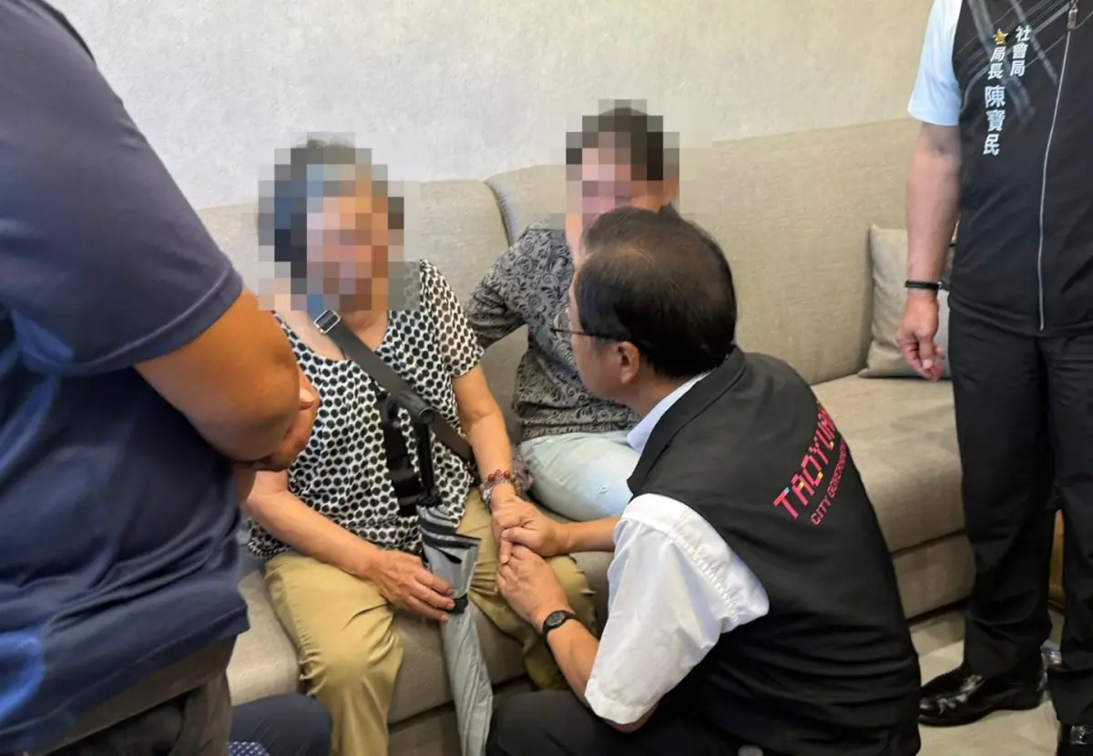 ▲桃園市長張善政前往「挖土機超人」林鴻森靈堂致意。（圖／翻攝自張善政臉書）