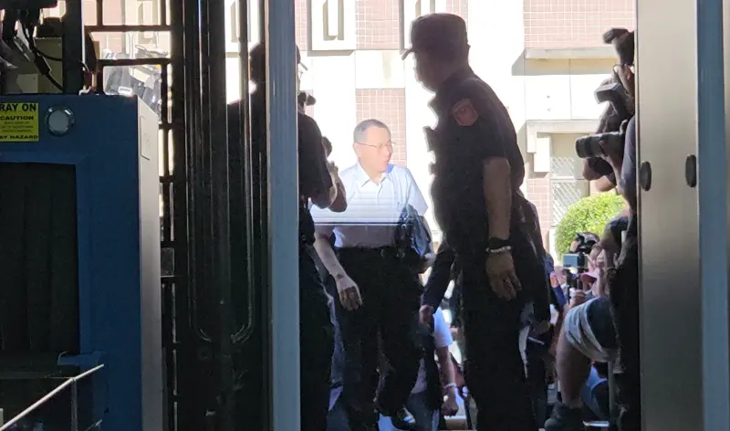 ▲柯文哲今日出庭作證，聽沈慶京的律師提醒才驚覺，在檢方勘驗報告、偵查筆錄中，扣案硬碟搜出的地方總共換了3個位置，但他以為從頭到尾都在兒子房間。（圖／記者劉松霖攝）