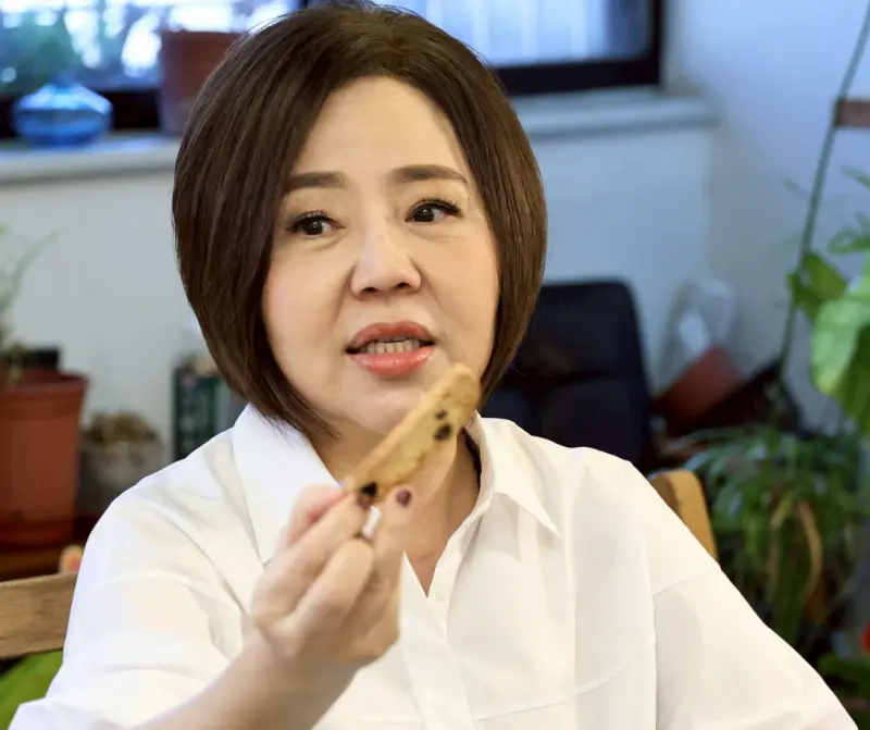 ▲于美人推出公益餅乾籌募善款，提到花蓮災情中有位姑婆救了6歲的女孩小沂，自己卻不幸喪生，其實那位姑婆是她一位年輕友人的外婆，讓人鼻酸。而她幫助捐贈花蓮224台高壓清洗機，總價約88萬多。（圖／記者嚴俊強攝）