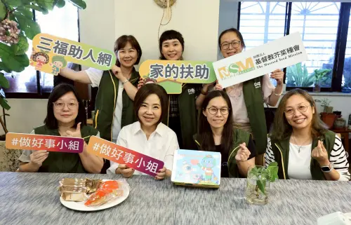 ▲于美人（前排左二）推動的「做好事小組」公益活動，今年已進入第17年。（圖／記者嚴俊強攝）