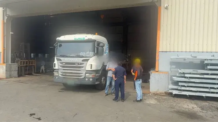 ▲高雄市小港區一家工廠今天中午發生工安意外！一名女子遭鋼材重壓當場死亡、天車操作員則是腳部骨折受傷。（圖／翻攝畫面）