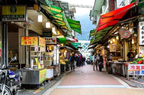 中秋連假逛新北烏來老街「店家7點全關」！眾曝原因：沒人很正常
