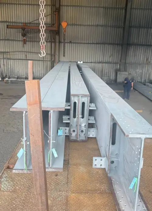 ▲高雄市小港區一家工廠今天中午發生工安意外！一名女子遭鋼材重壓當場死亡、天車操作員則是腳部骨折受傷。（圖／翻攝畫面）