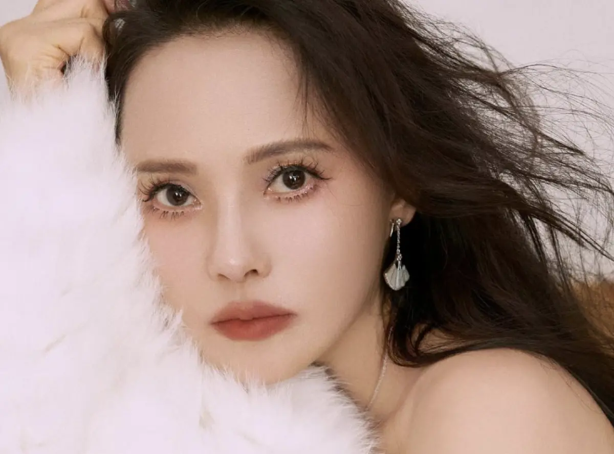 ▲女星伊能靜（如圖）趁著連假去劇組探班老公秦昊，吃了許多美食回家之後，發現自己胖了4公斤，讓她開啟「12小時輕斷食」，目標在2天內減掉3公斤。（圖／＠annieyi0304 IG）