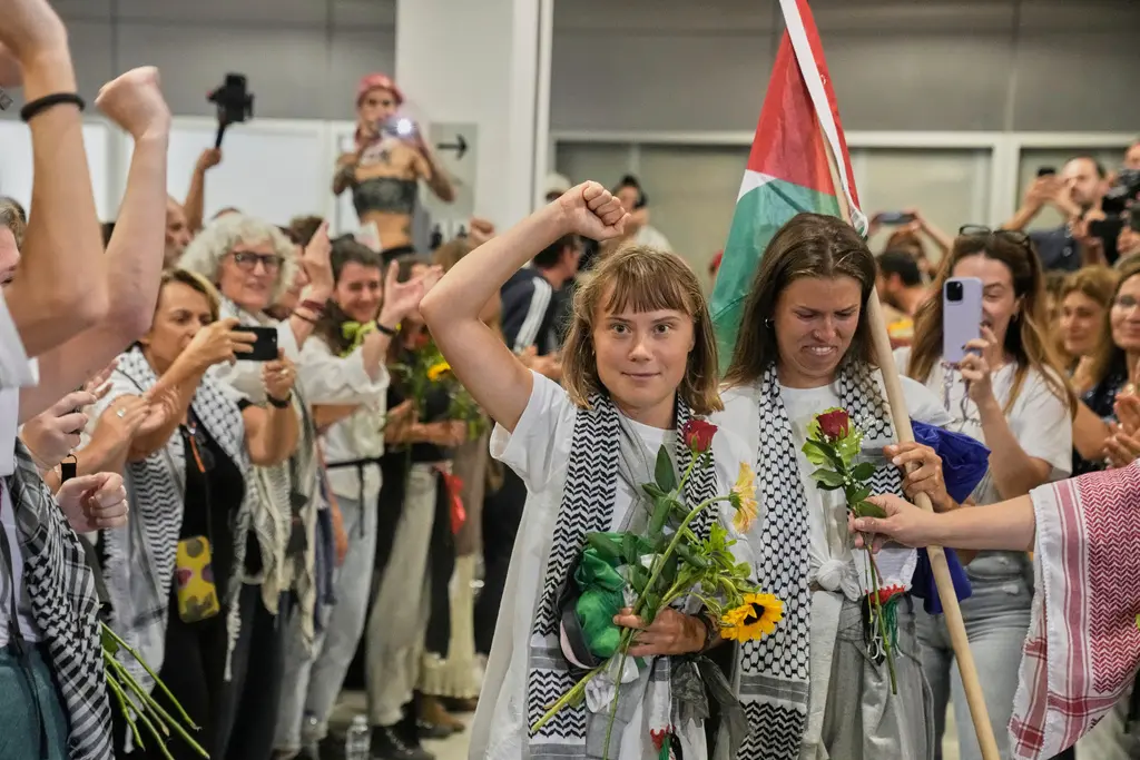 ▲瑞典「環保少女」童貝里（Greta Thunberg）日前率「全球堅毅船隊」試圖救援加薩，但在海上就遭到以色列攔截。她與其他活動人士6日遭以色列驅逐，抵達希臘時獲得數百人歡迎。（圖／美聯社／達志影像）