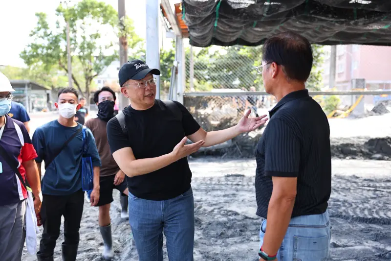 ▲中華職棒會長蔡其昌前往花蓮光復鄉勘災，並捐助50萬協助棒球學子重建家園。（圖／中華職棒提供）