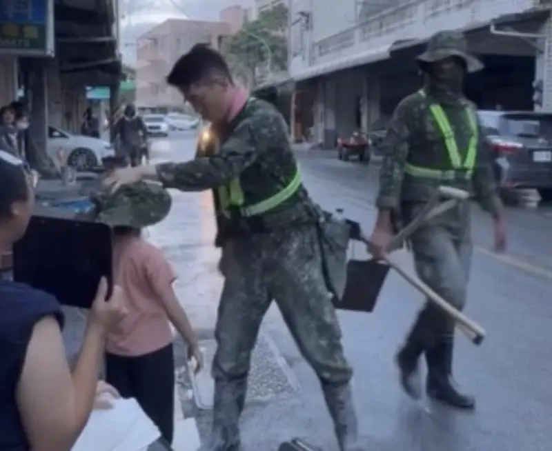 ▲國軍弟兄在光復救災，替女童戴上帽子，場面相當溫馨，畫面也瘋傳暖哭全網。（圖／翻攝自threads＠hsiu_0323）