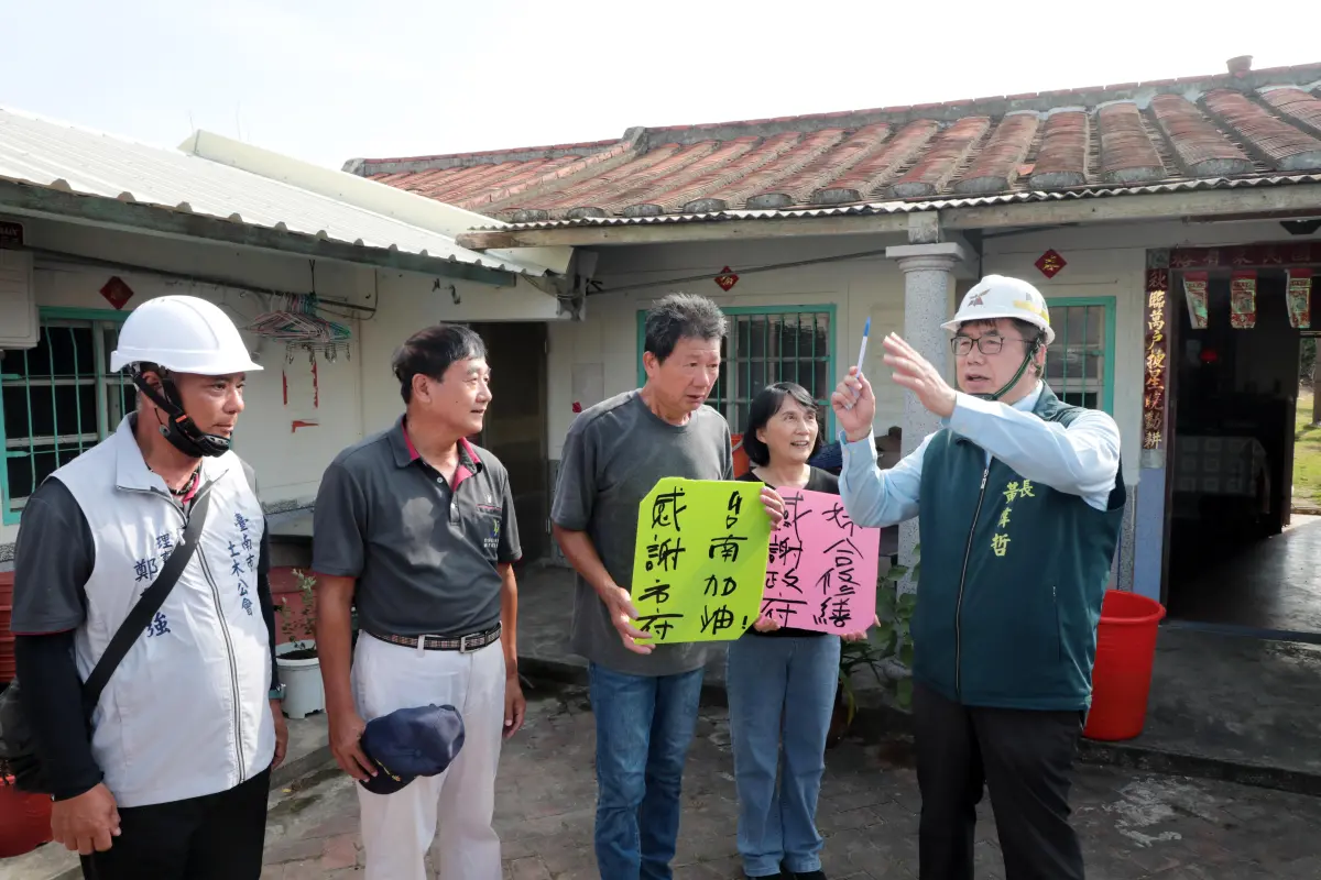 ▲西港區風災房屋媒合修繕完工，市長黃偉哲前往關懷，民眾向市府表達感謝。（圖／台南市政府提供）