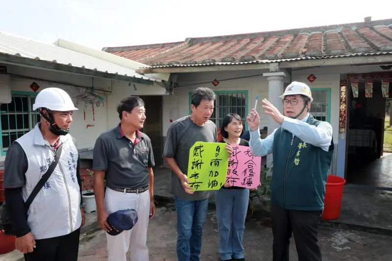 ▲西港區風災房屋媒合修繕完工，市長黃偉哲前往關懷，民眾向市府表達感謝。（圖／台南市政府提供）
