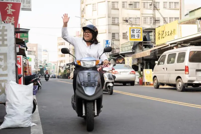 ▲立法委員王美惠從政10多年來以小綿羊代步,因此有「機車立委」的稱號,親民形象深植人心。(圖/翻攝自王美惠臉書)