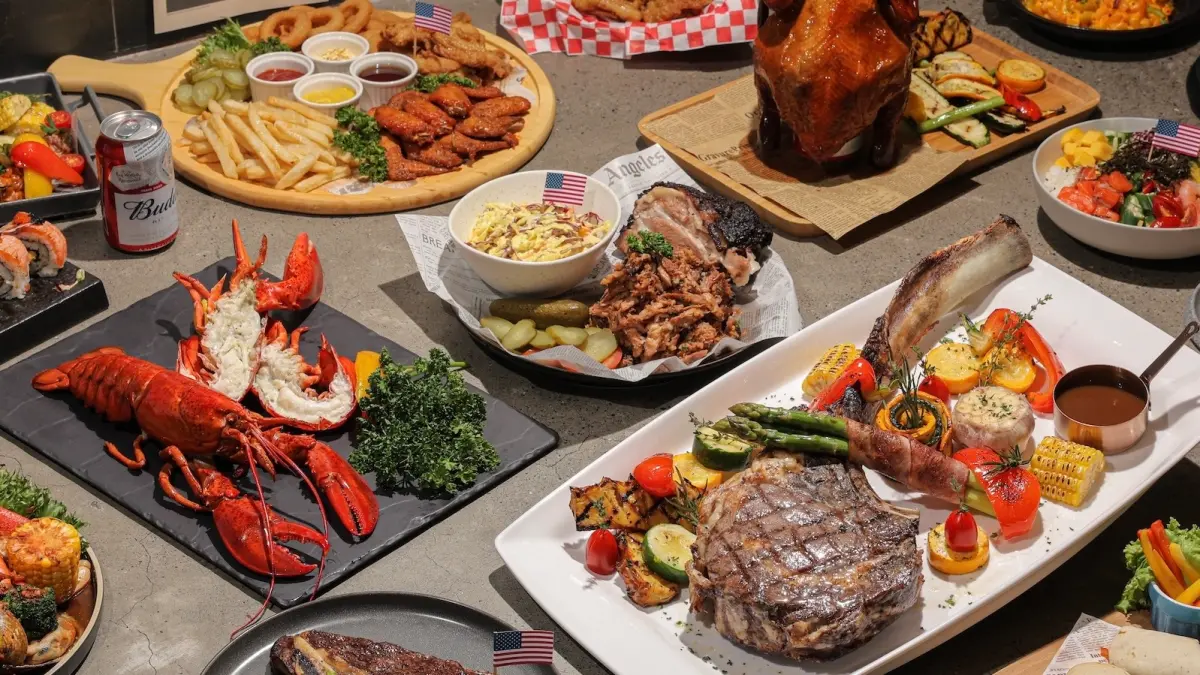 ▲豐FOOD自助餐10月推出美牛主題季，秀身分證「5、2、7、6」中三碼送美式嫩煎牛小排；加碼犒賞「鏟子超人」免費爽吃龍蝦料理，菜單價格、訂位規則曝。台北凱達百宴自助餐廳美式肉食季餐券買10送5。（圖／豐FOOD海陸百匯提供）