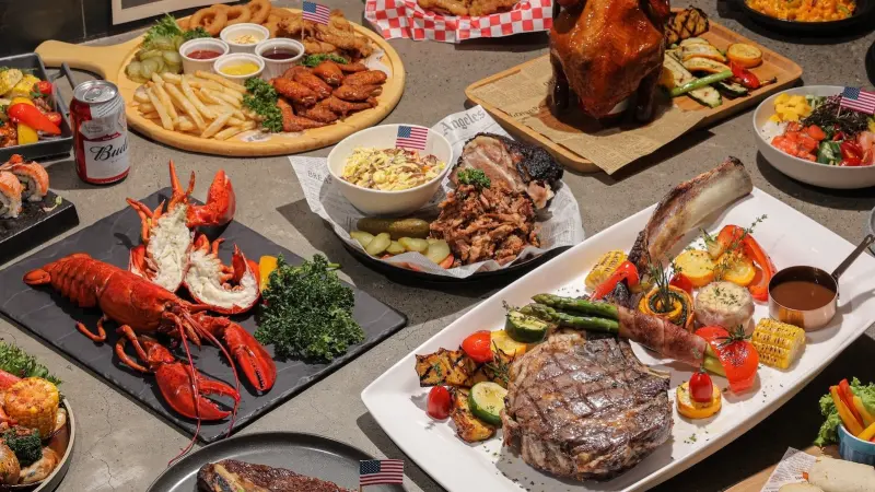 ▲豐FOOD自助餐10月推出美牛主題季，秀身分證「5、2、7、6」中三碼送美式嫩煎牛小排；加碼犒賞「鏟子超人」免費爽吃龍蝦料理，菜單價格、訂位規則曝。台北凱達百宴自助餐廳美式肉食季餐券買10送5。（圖／豐FOOD海陸百匯提供）