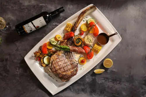 ▲豐FOOD海陸百匯優惠菜色「50盎司戰斧牛」。（圖／豐FOOD海陸百匯提供）