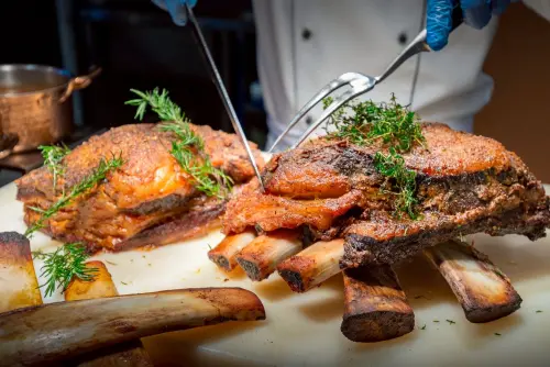 ▲台北凱達大飯店百宴自助餐廳「美式肉食季」，老饕最愛「燉烤帶骨牛小排」口感濃郁。（圖／台北凱達提供）