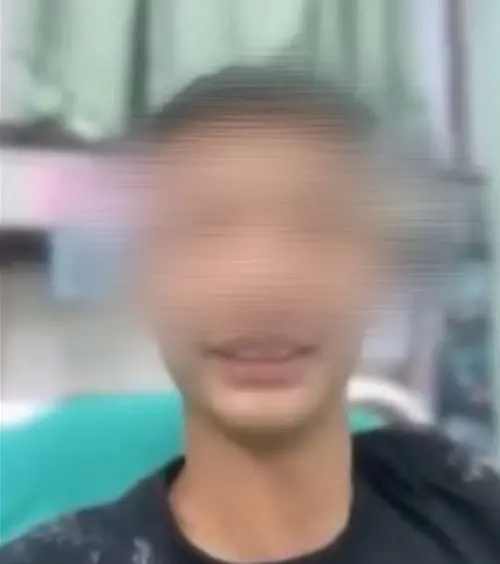 ▲台南4日發生死亡車禍，18歲蘇姓男子無照開車，坐在副駕的匡姓男子（圖）躺病床，用輕浮口吻錄影報平安，甚至預告拿到手機後要幹大事「你們懂的」。（圖／民眾提供）