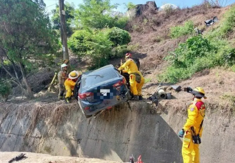 ▲台南左鎮區二寮觀日平台4日發生死亡車禍，18歲蘇姓男子無照開車，撞死同樣無照的17歲楊姓男騎士，肇事車輛又摔落邊坡釀禍。（圖／翻攝畫面）