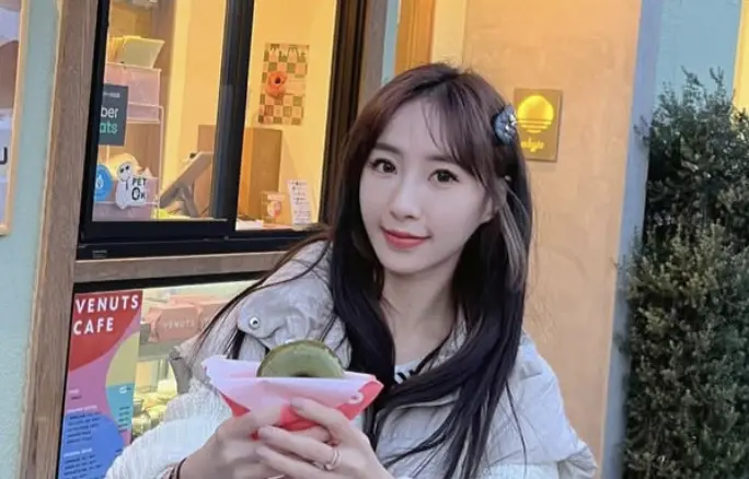 ▲36歲藝人小茉莉（陳瑀希）靠甜美外型闖出名氣，還曾奪下新宅男女神第3名。不過一開始，小茉莉爸媽也因為擔心工作收入不穩定，一度反對她踏入演藝圈。（圖／翻攝自IG@jasmine_uc）