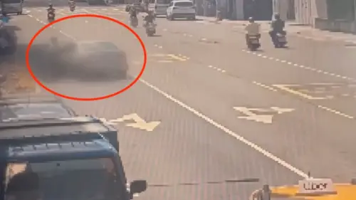北市毒男自撞「整片車頭被削掉」驚悚瞬間曝光！路人差一步就沒命
