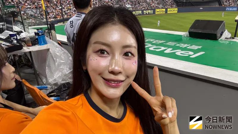 ▲韓國傳奇啦啦隊長金娟婷（如圖）今（7）日宣布將與韓華鷹球員河周錫於12月結婚，甜喊：「遇見想共度一生的人」，然而由於河周錫過往有酒駕、情緒問題等爭議，讓不少粉絲直呼：「金娟婷眼光真差！」（圖／記者張一笙攝）