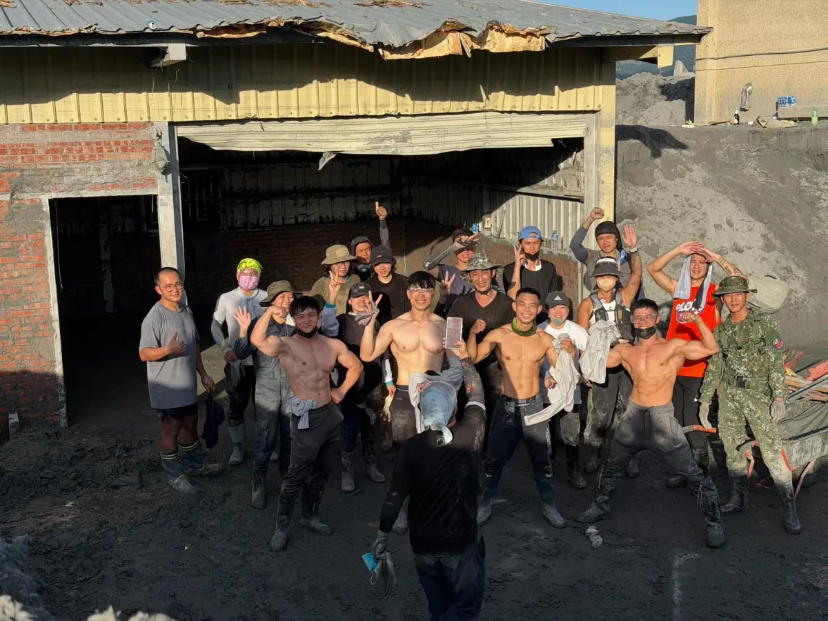 ▲真的清不完！健身教練猛男揪團救災，合力開挖一天只清出一間房。（圖／Threads :kailing7445提供）