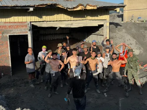 真的清不完！健身教練猛男揪團救災　合力開挖一天只清出「這樣」
