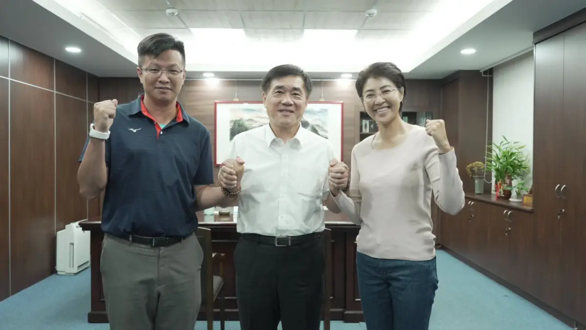 ▲投票倒數十天　支持首長再＋１！繼侯友宜力挺　許淑華也加入挺「郝」行列。（圖／郝龍斌臉書）