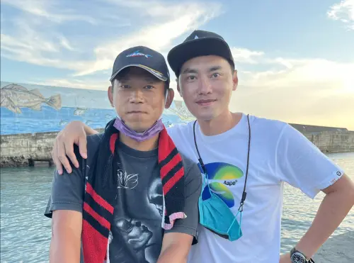 ▲張峰議（右）和顏正國因為合作《少年吔》等片變成好友，也是去年就獲知顏正國罹癌的消息。（圖／摘自張峰議FB）