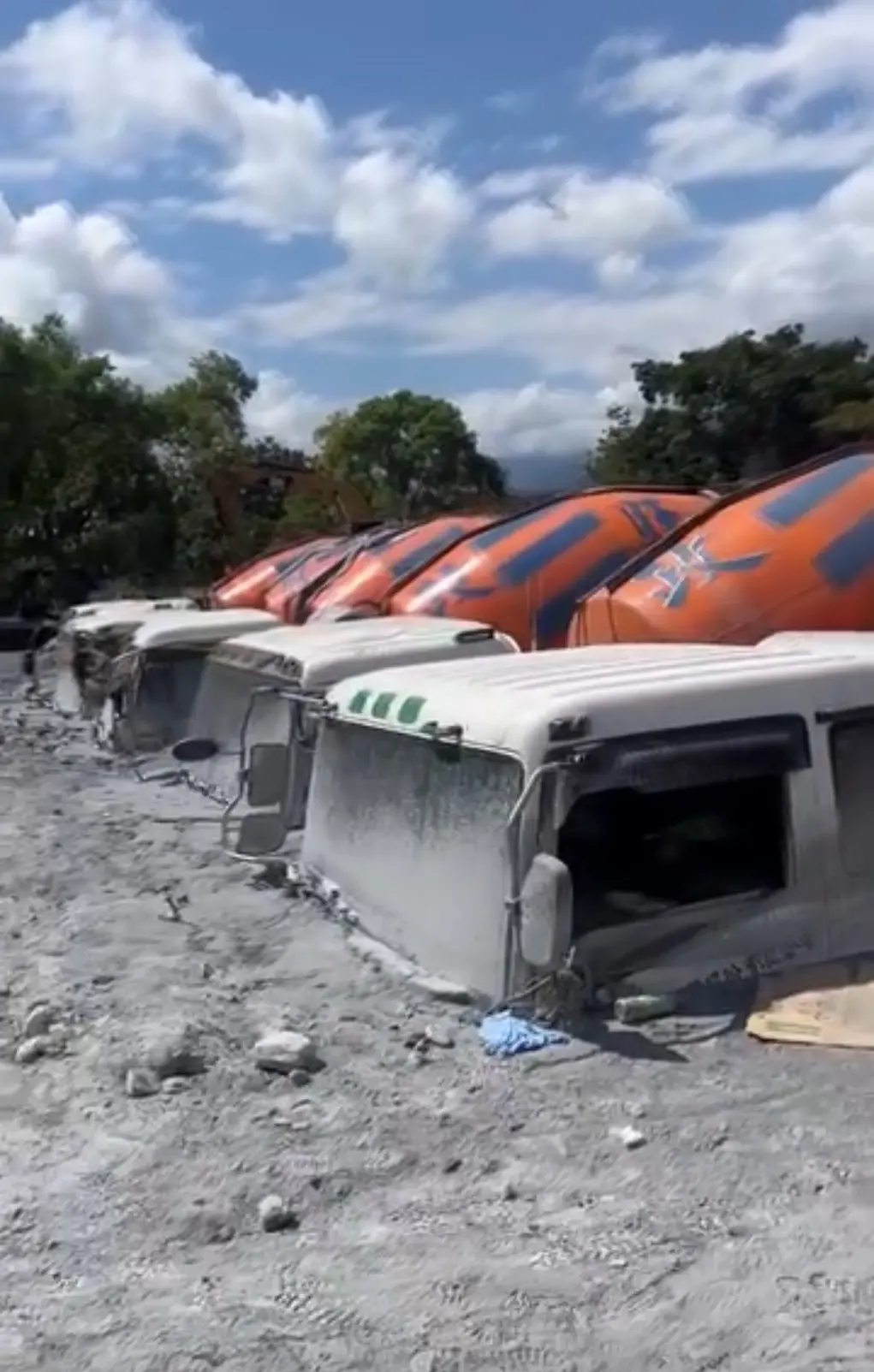 ▲還有600萬噸淤泥難清完！泥沙堆多高？震撼畫面曝，淹沒水泥車。（圖／Threads:wawa_lee提供）