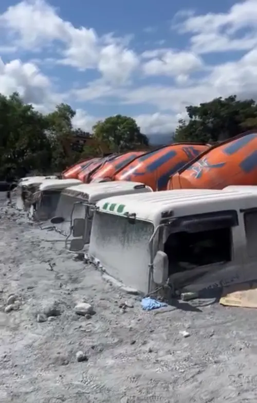 還有600萬噸淤泥難清完！泥沙堆多高？震撼畫面曝　淹沒水泥車
