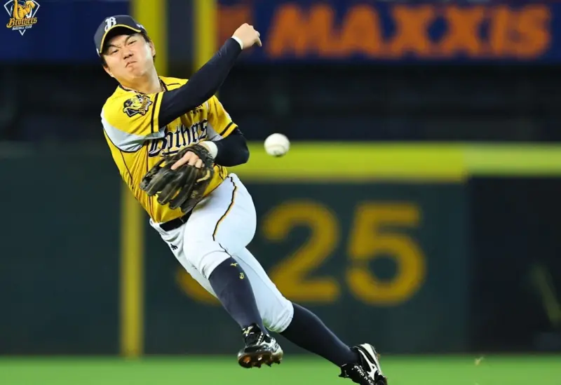 ▲中信兄弟當家游擊手江坤宇今年達成史無前例的防守成就，整季出賽111場只發生5次失誤，高捧中職史上唯一游擊金手套6連霸毫無懸念，甚至有望靠手套就拿下年度MVP選票。（圖／中信兄弟提供）