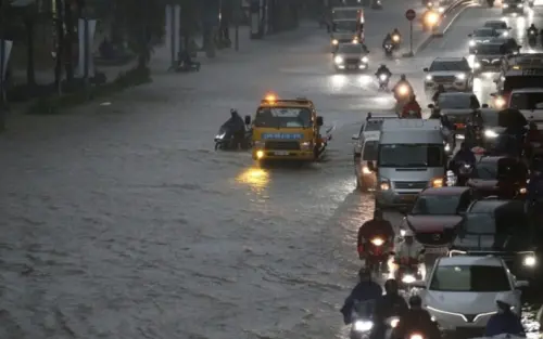 河內雨下不停！外國旅客連假泡湯　越南多日洪水
