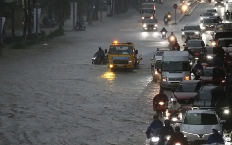 ▲越南河內雨下不停，多日洪水讓旅客的假期「真的泡湯」。（圖／翻攝自越南快訊）