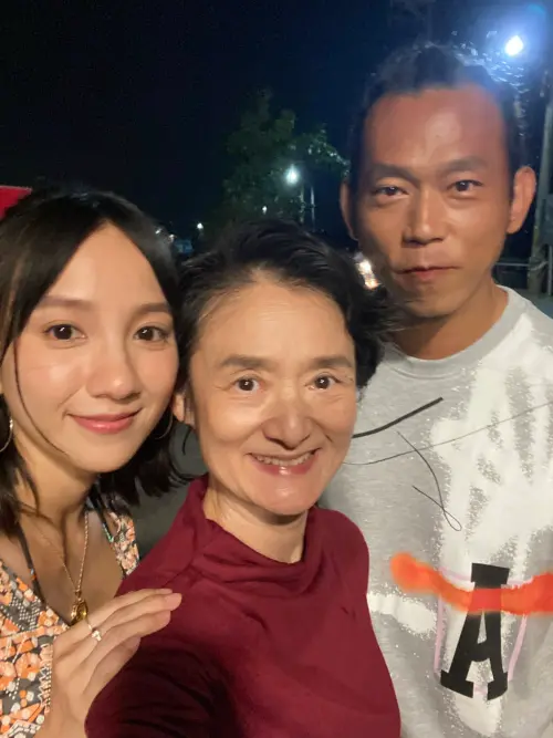 ▲譚艾珍（中）深夜心碎悼念顏正國（右），並曝光過往片場回憶，令影迷們十分揪心。（圖／翻攝自譚艾珍臉書）