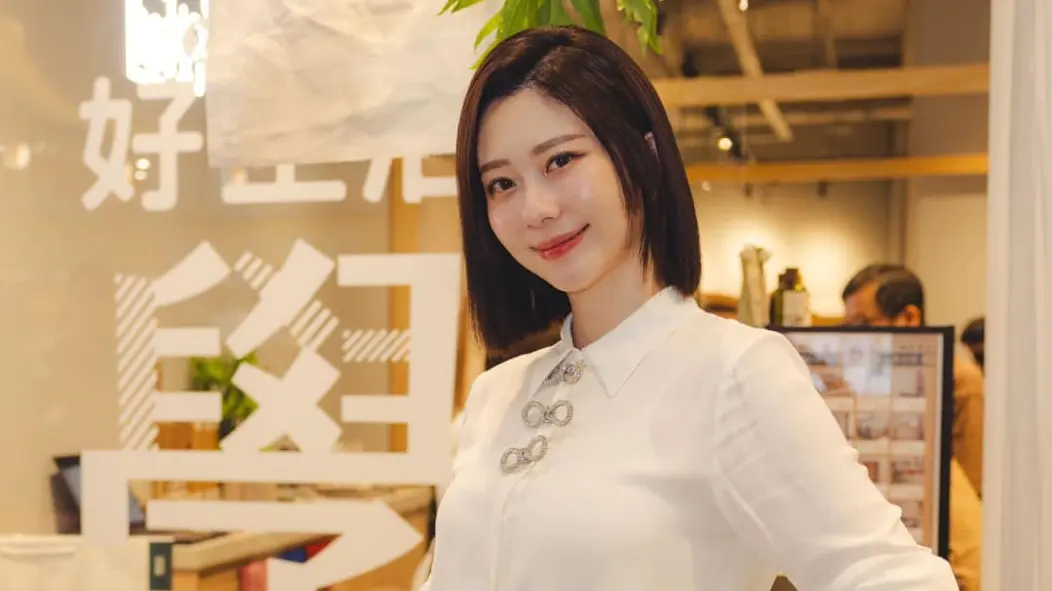 ▲張景嵐（如圖）今（8）日被爆出與星2代陳銳穩交2年後已低調完婚，據傳是在朋友聚會時不慎洩密，2人姐弟戀進展神速，陳銳父親陳凱倫在抗癌康復後仍「被蒙在鼓裡」，但對兒子成長感到欣慰。（圖／翻攝自張景嵐臉書）