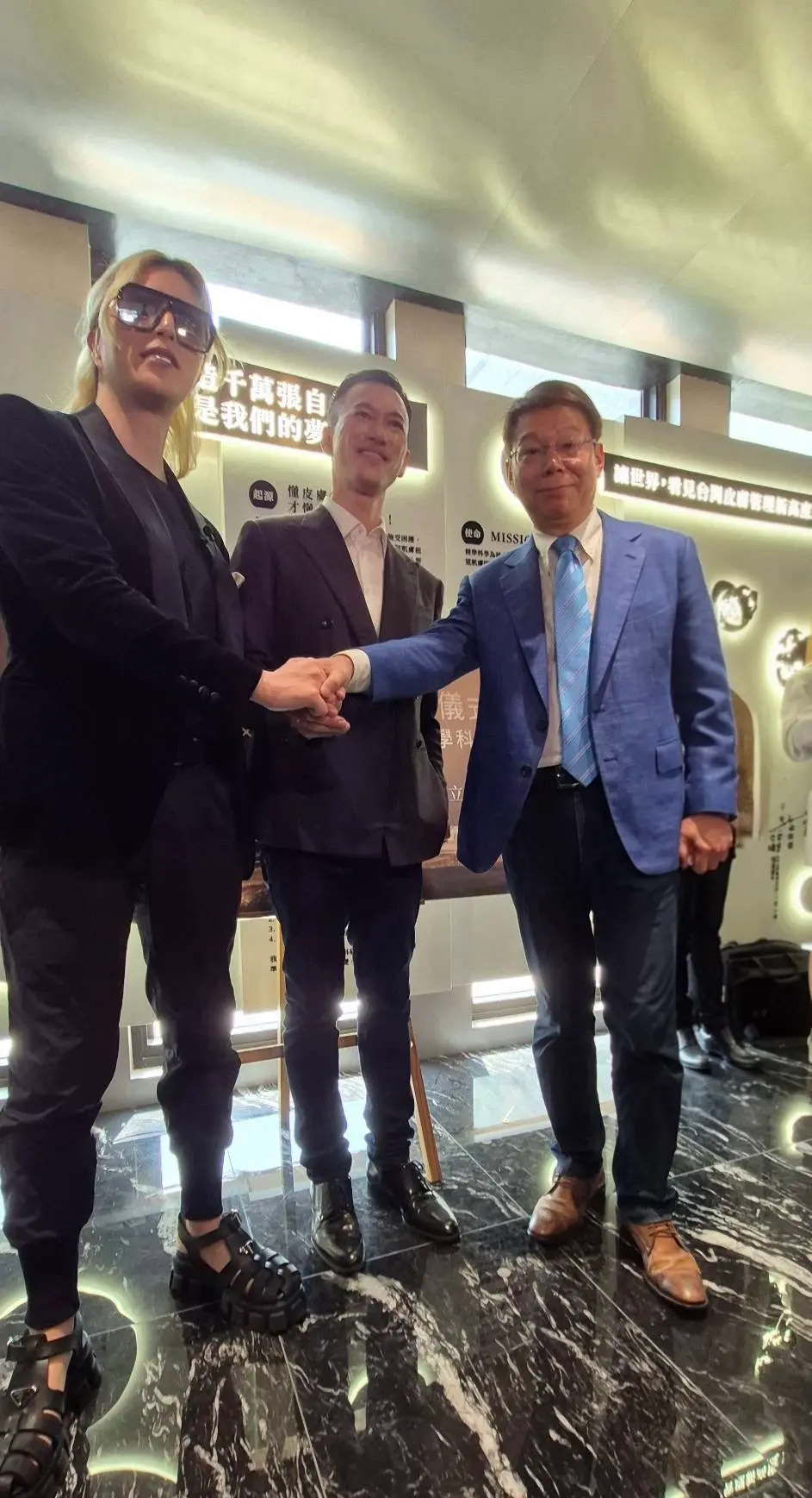 ▲永立榮攜手LuVaii露琺意與日本ROLAND Beauty Lounge簽署外泌體國際合作協議。圖為日本RBL創辦人羅蘭（左一）、露琺意創辦人阮丞輝（左二）、永立榮董事長簡奉任（中）。（圖／永立榮提供）