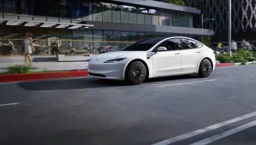 ▲Standard版Model 3車頭部分，少了貫穿式燈條設計，前保桿造型更簡潔。（圖／Tesla X）