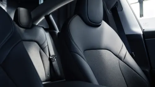 ▲Standard版Model 3及Model Y 都取消了真皮座椅。（圖／Tesla X）