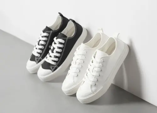 ▲「Fumi阿姨」事發當天腳上穿著的是台灣平價品牌「Lativ」的小白鞋，但因已損壞才無法於昨日受訪時穿出場。（圖／lativ官網）